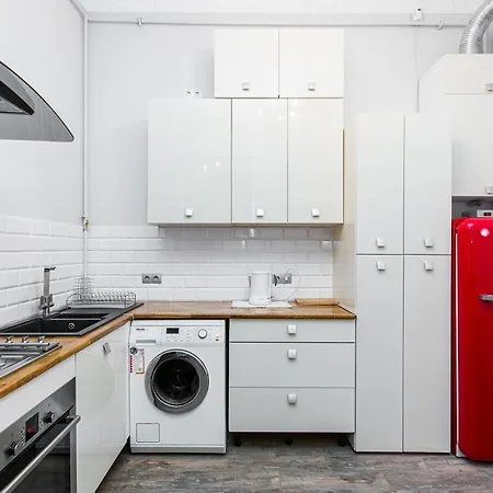 австрійська в центрі на вулиці михальчука 5 *