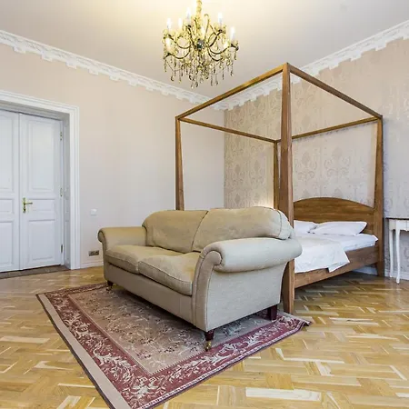 австрійська в центрі на вулиці михальчука 5 *