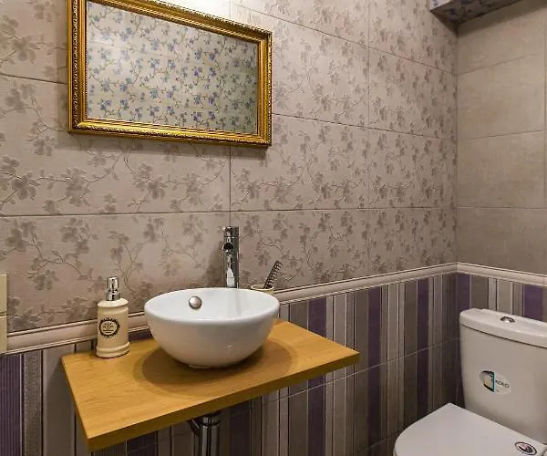 австрійська в центрі на вулиці михальчука 5 *