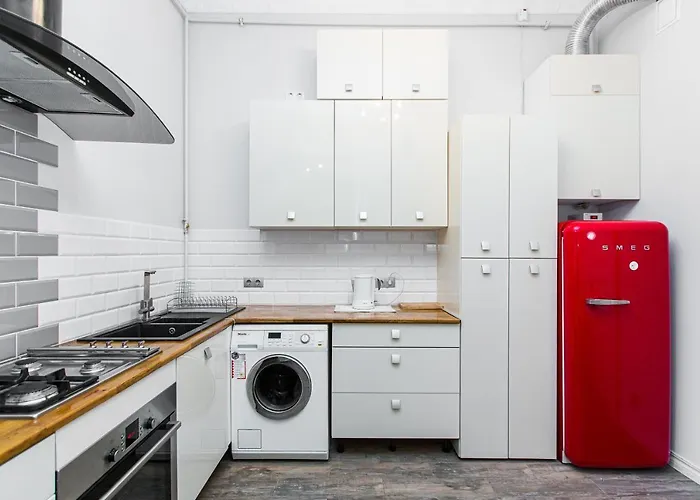 австрійська в центрі на вулиці михальчука 5 *